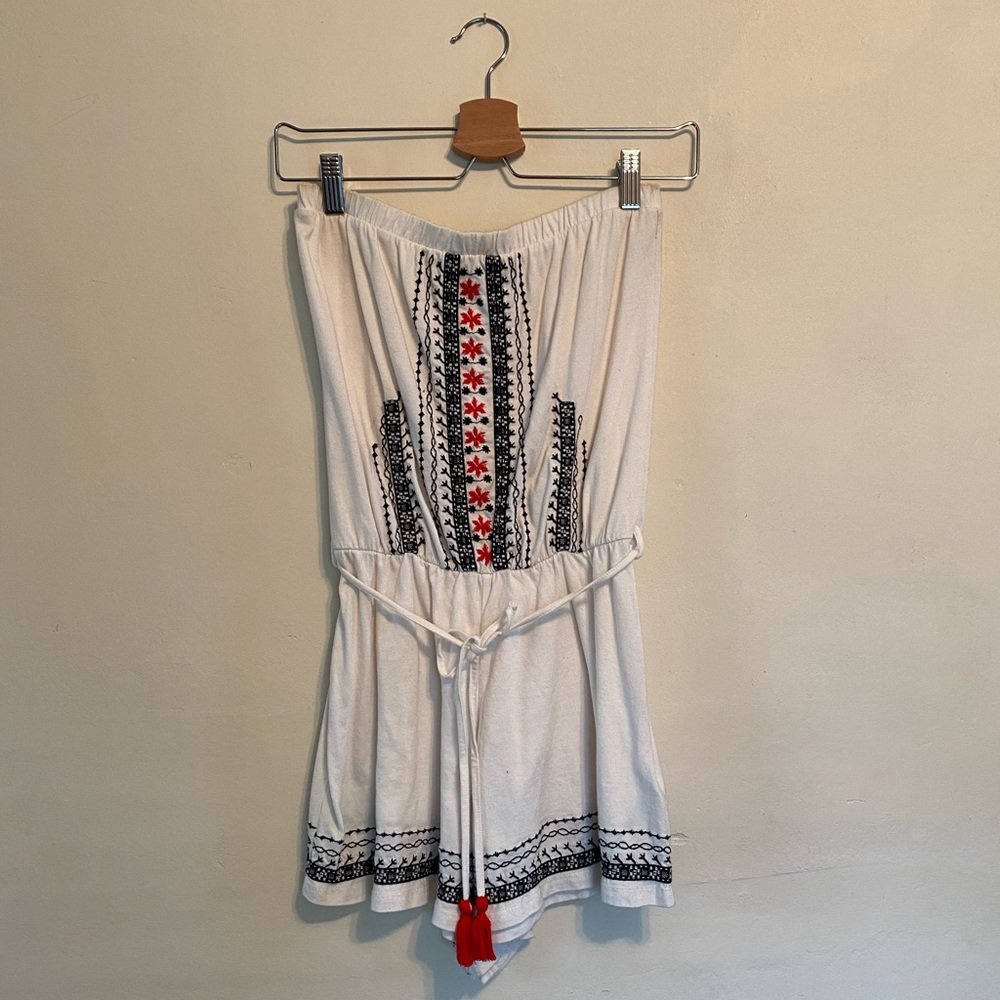 Strapless romper with embroidery design